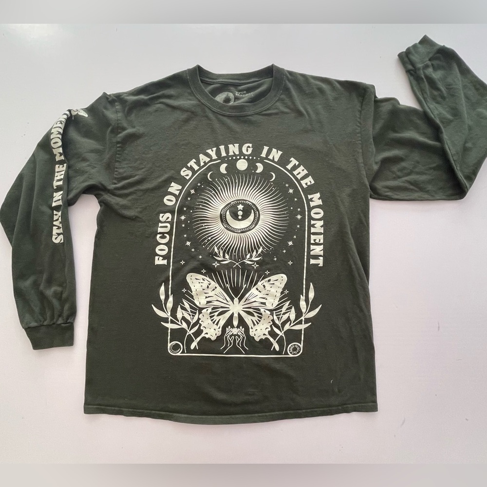 Celestial Butterfly Graphic‎ Stay In The Moment Long Sleeve Green T Shirt L